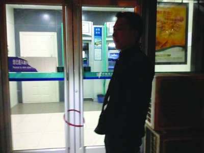 夏先生拿防盜鎖鎖了銀行門。