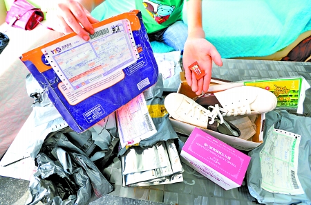 昨日,沙坪壩區(qū)遠(yuǎn)祖橋,彭小姐這幾天收到的一堆包裹。記者吳珊攝