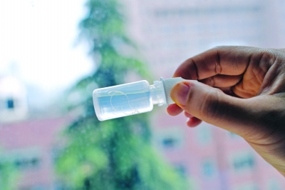 眼睛總發(fā)癢，1歲女童眼中挑出9條活蟲(chóng)