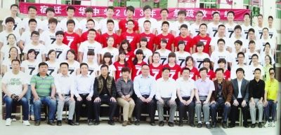 大家來找找，兩幅圖中有13人完全一致，你能找出來嗎？