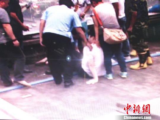 宗德宇緩緩靠近跳樓女子?！O程　攝