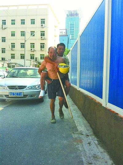 “謝謝，我們身上灰多，怕把車弄臟了”