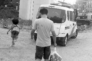 昨天，小豆被民警帶走，轉(zhuǎn)移到別處居住現(xiàn)代快報(bào)記者辛一攝