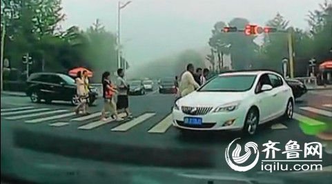 司機(jī)在斑馬線毆打老人遭曝光 爆料人號召聲討