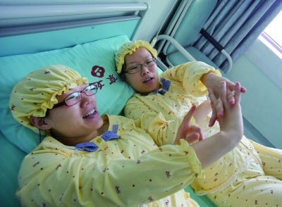 生完寶寶后姐妹倆在床上聊天。