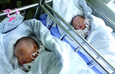 同一天出生的兩個寶寶，長的也很像。（左為男弟弟，右為女姐姐）