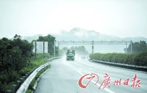 　當天事故發(fā)生的現場處于一個彎道，很多司機反映說來不及減速。