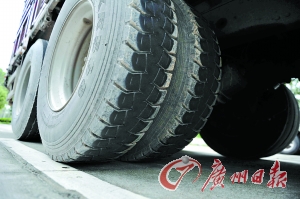 涉嫌碾過尸體的大貨車。