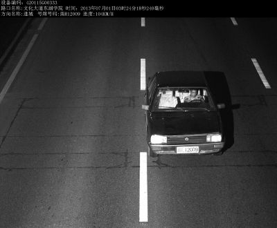 警方就是通過(guò)這張清晰的視頻圖片找到嫌犯。