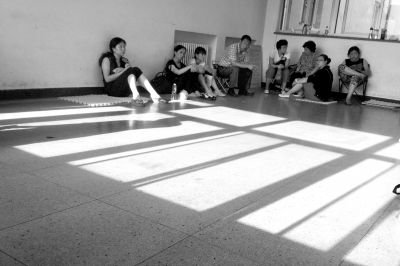 女童的家屬在醫(yī)院走廊中等待。京華時(shí)報(bào)記者趙思衡攝