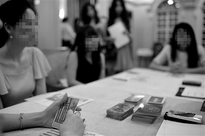 6月30日，中國企業(yè)家單身俱樂部在北京舉行富豪相親海選活動(dòng)，“考官”通過玩塔羅牌考察面試者的心理狀態(tài)。新京報(bào)記者 吳江 攝