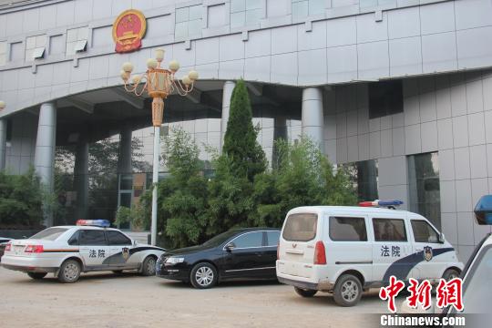 泊頭市人民法院院內(nèi)仍停有無(wú)牌制式警車，涉事人員與記者沖突地點(diǎn)僅距法院不足50米。穆玉良 攝