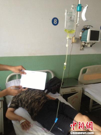 　被毆打記者正在當(dāng)?shù)蒯t(yī)院接受治療，診斷顯示為腹股溝軟組織挫傷。穆玉良 攝