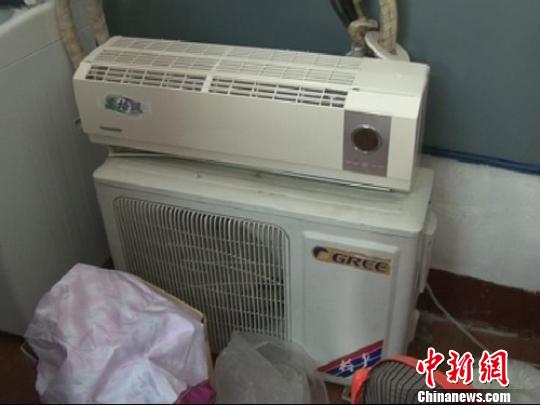 民警從嫌疑人家中搜到空調(diào)等生活用品。 拾冠之 攝