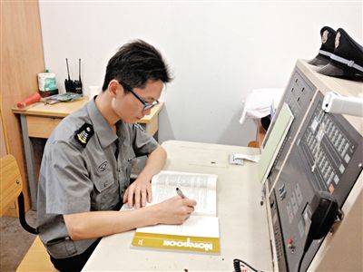 張團(tuán)政在工作間隙復(fù)習(xí)準(zhǔn)備司考。新京報(bào)記者 李雪瑩 攝