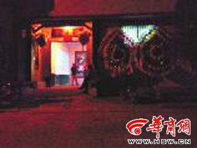 昨晚8時(shí)許，老人的大兒子的家正在辦喪事，屋外擺放著花圈 本報(bào)記者張超攝