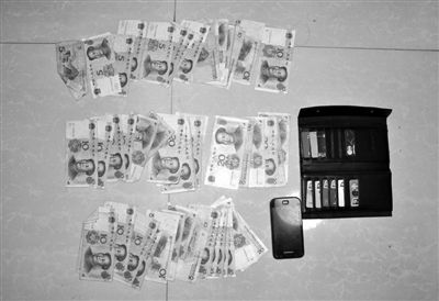 警方從搶劫嫌疑人處起獲的贓款和發(fā)令槍、子彈。警方供圖