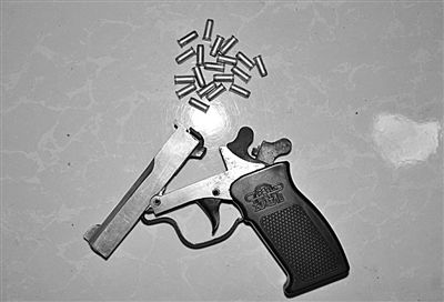 警方從搶劫嫌疑人處起獲的贓款和發(fā)令槍、子彈。警方供圖