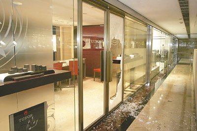 香港一商場(chǎng)價(jià)值千萬名表3分鐘內(nèi)被盜走(圖)