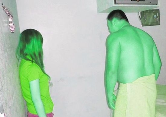 高雄黃姓男子(右)懷疑女友在“喇叭店”兼差，前往調(diào)查順便消費(fèi)時(shí)被警方逮個(gè)正著。(圖／東森新聞)