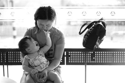 昨日，肯德基京廣中心店門口，姜女士提起跟養(yǎng)父母關(guān)系時(shí)落淚，懷中女兒笑著跟她玩。