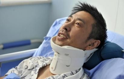 8月25日，交警周寶來躺在病床上。