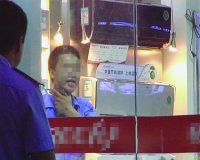 打劫男把玻璃片抵在脖子上，與民警對峙