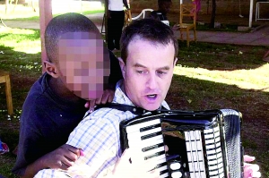 西蒙·伍德在教孩子唱歌，歡樂的歌聲掩蓋不住邪惡的目的。