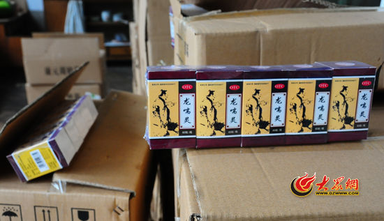 圖為民警現(xiàn)場(chǎng)被查獲的部分假藥。