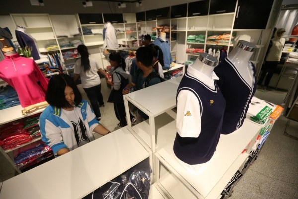 　9月12日，北京，十一學校在推出三大類、超過40款“最潮”校服，吸引學生搶購。