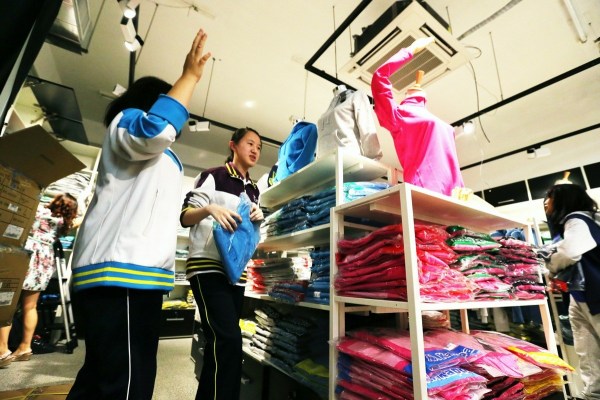 　9月12日，北京，十一學校在推出三大類、超過40款“最潮”校服，吸引學生搶購。