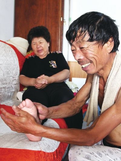 慈成富為老伴按摩。