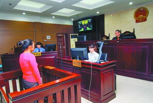    9月29日，萬州區(qū)人民法院，被告王桂娟（化名）在庭審現(xiàn)場。 重慶晨報(bào)記者 胡杰 實(shí)習(xí)生 黃敬坤 攝