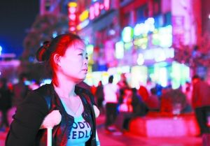 走在燈火闌珊的蘭州街頭，史女士迷茫無助。