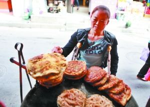 手頭拮據(jù)，每天只能吃一頓飯。