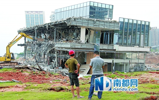 傾塌的售樓中心昨日拆除。南都記者 徐文閣 攝