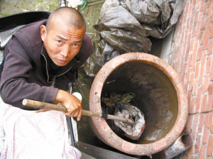 鄭艷良講述鋸?fù)冉?jīng)過(guò)。本報(bào)記者 汪洋 攝