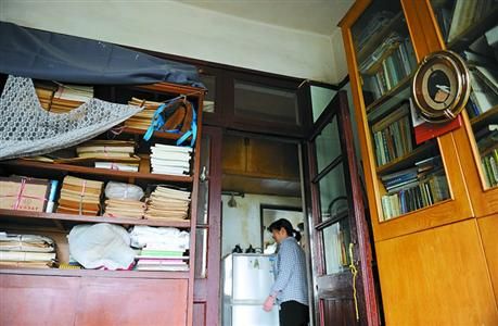 老人生活簡樸，平時(shí)有保姆照顧