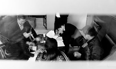 今天上午，喜隆多接待處內(nèi)，市場管理方與商戶核對(duì)租金和抵押金數(shù)目