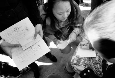 喜隆多商場接待處外面，受損商戶正拿手機(jī)計(jì)算自己能退多少錢