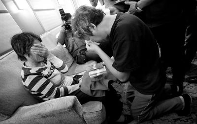 李春平跪在劉洪魁母親跟前送上捐款。談及烈士，兩人相對(duì)而泣