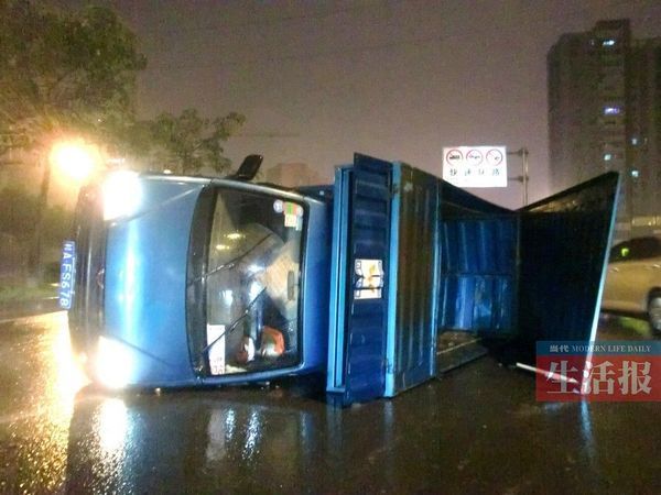 小貨車側(cè)翻現(xiàn)場。