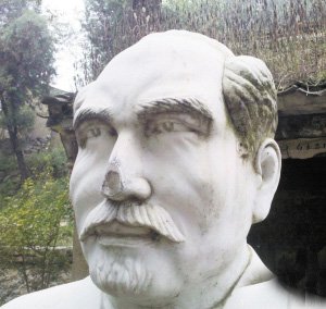 小廟前成了“塌塌鼻”的白求恩雕像。