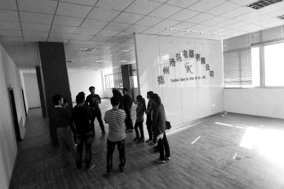 曾經(jīng)看似正規(guī)且豪華的公司，如今空空如也，只剩進(jìn)門處的公司名稱還赫然在目