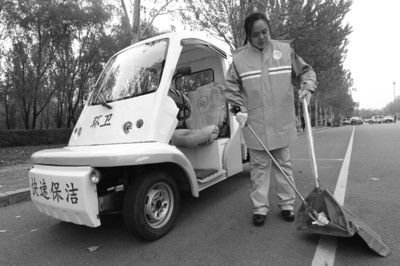 比賽之前張起超在多功能清潔車前練習(xí)動(dòng)作。