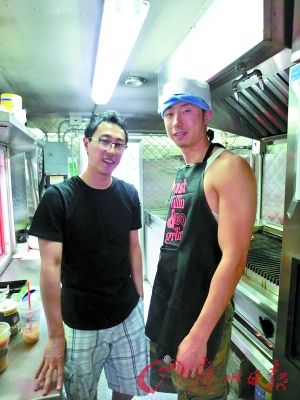 劉曉（左）和彭一在餐車內(nèi)。（受訪者提供）
