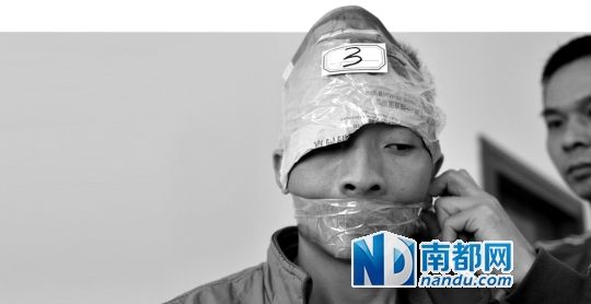 為了防止犯罪嫌疑人串供，民警用膠帶將犯罪嫌疑人的嘴封住。