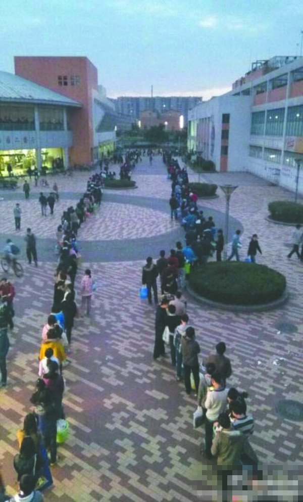 24日傍晚，川大江安校區(qū)浴室前排隊“盛況”