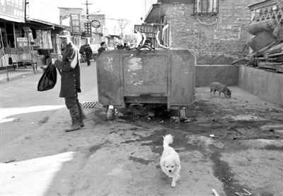昨日，村民在通州區(qū)馬駒橋的這個(gè)垃圾箱旁，發(fā)現(xiàn)一被棄男嬰，急救人員趕到后確認(rèn)男嬰已死亡。新京報(bào)記者 黃月 攝