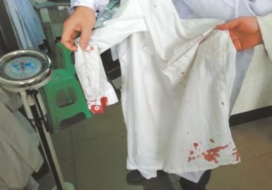 受傷醫(yī)生的衣服上血跡斑斑。